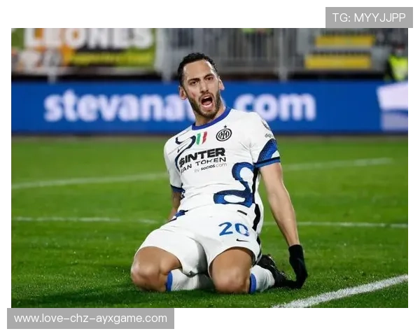 恰尔汗奥卢任意球贴柱入网掌声雷动