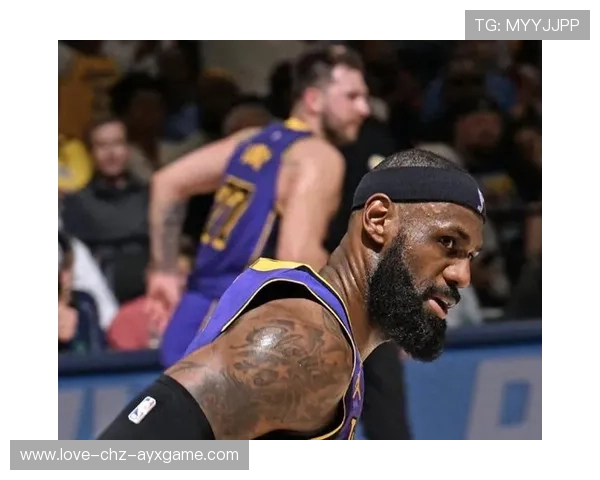 詹姆斯借挡拆突破强攻成功，湖人延续领先